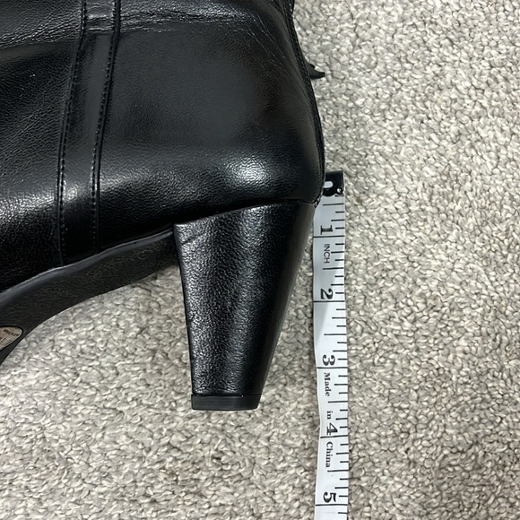 Stuart Weitzman Size 8.5 Black Leather Zip Up Heeled Ankle Boots - Picture 7 of 8